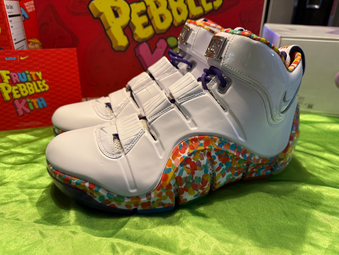 *FRIENDS & FAMILY* KITH NIKE FRUITY PEBBLES LEBRON 4 PROMO SAMPLE BOX SIZE 10.5