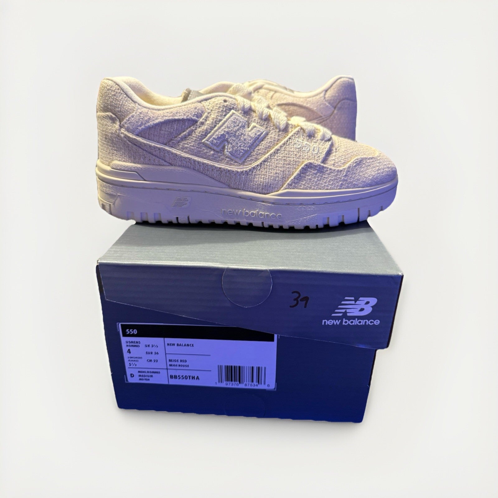 Size 4M/ 5.5W - New Balance 550