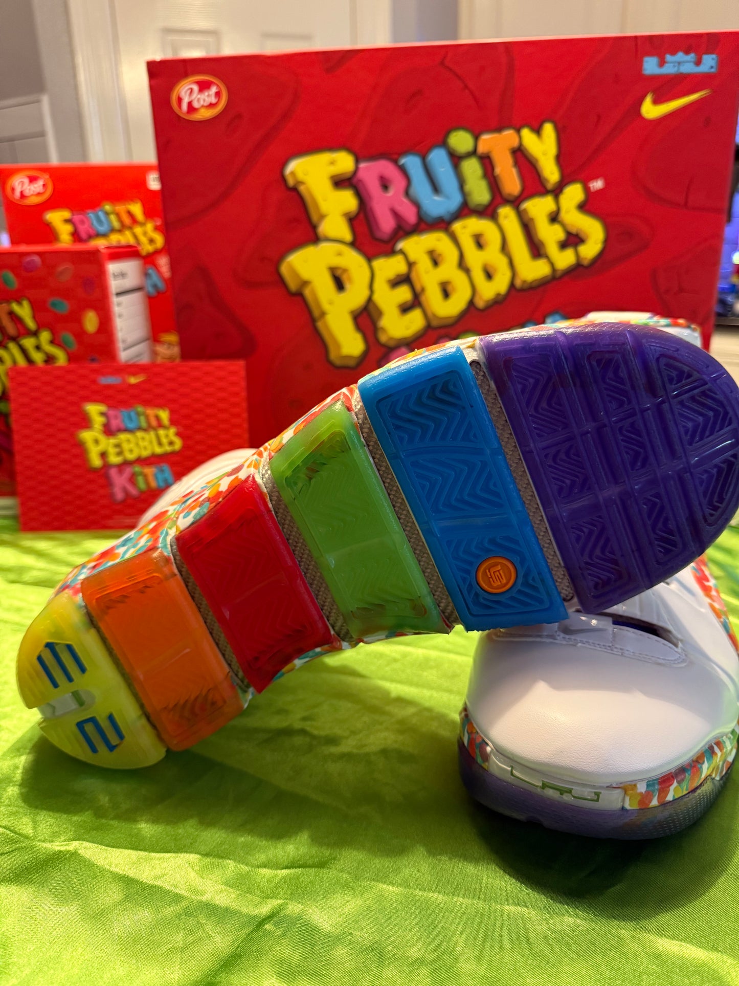 *FRIENDS & FAMILY* KITH NIKE  FRUITY PEBBLES LEBRON 4 PROMO SAMPLE BOX SIZE 10.5